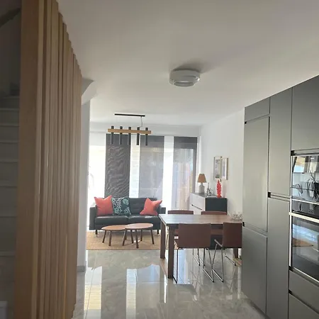 Апартаменты Modern Seaview Townhouse In Coral Bay (adults Only) *